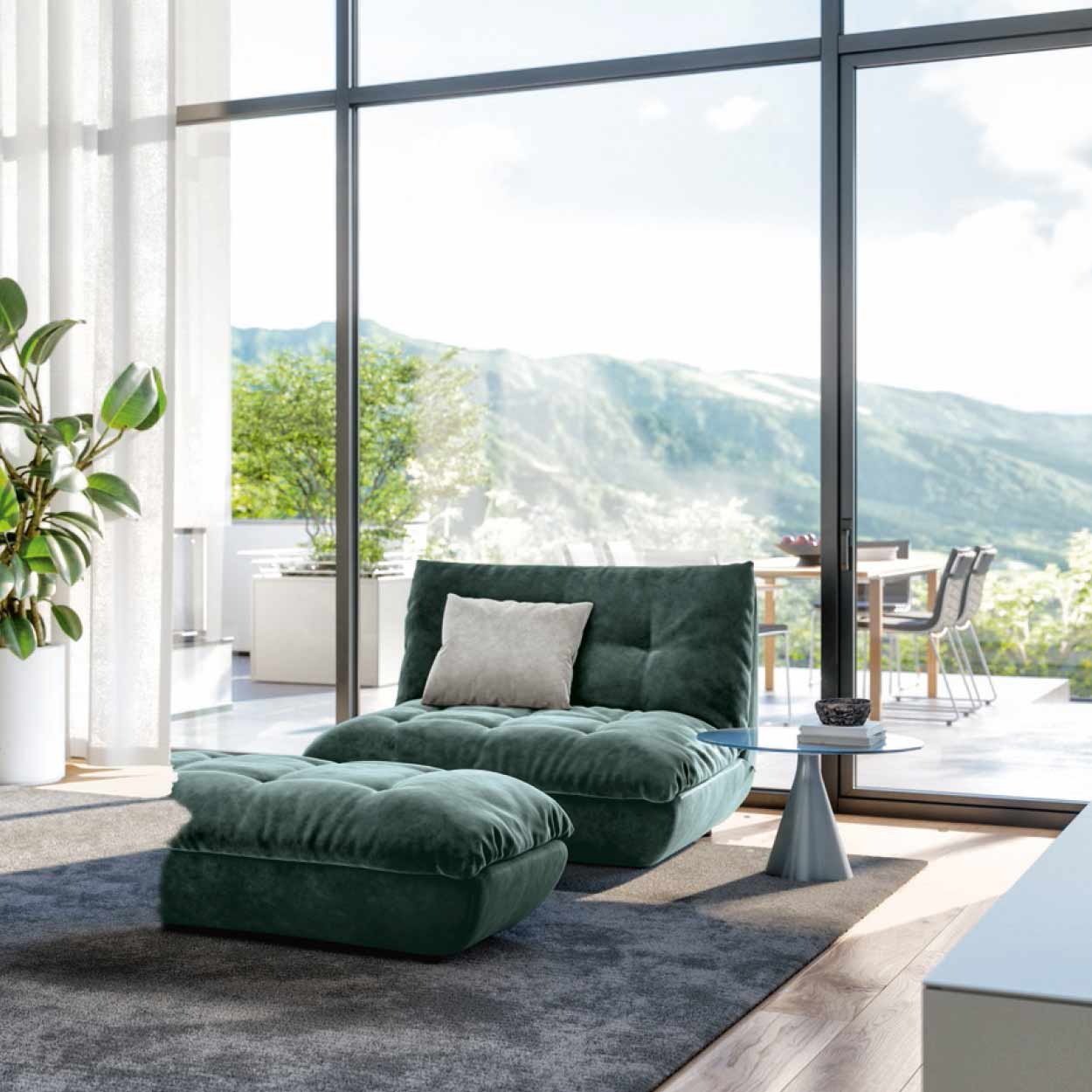 Loungemöbel Longchair und Hocker aus der Sandvig Kollektion vor Panoramafenster