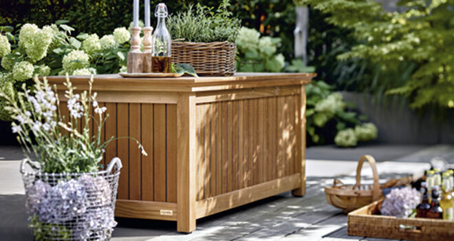 Gartenmöbel aus Teak, Edelstahl und Geflecht Garpa