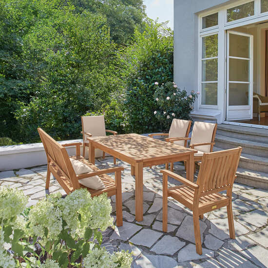 garpa_gartenstuhl_mit_armlehne_teak_holz_stapelbar_modern_eaton_armlehnstuhl_ambiente_1500x1500