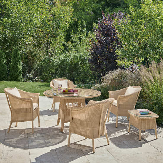 garpa_aluminium_creme_gewebe_wetterfest_hochwertig_savannah_armlehnstuhl_Tisch_ambiente_1500x1500