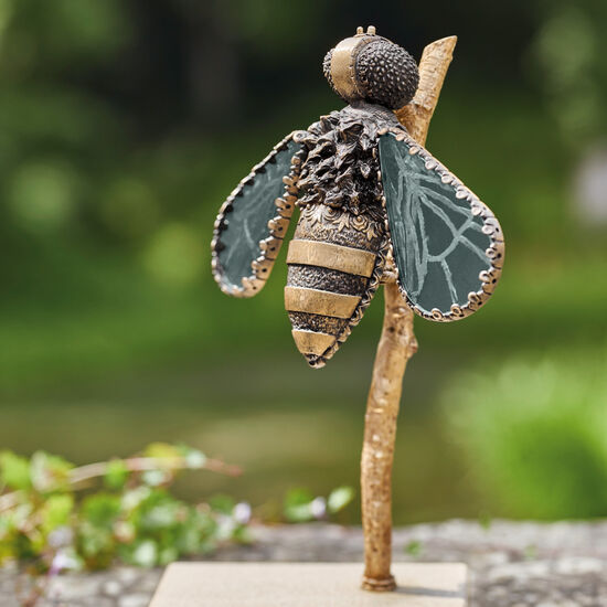 Bronzeast mit Sandsteinsockel für Biene und Libelle