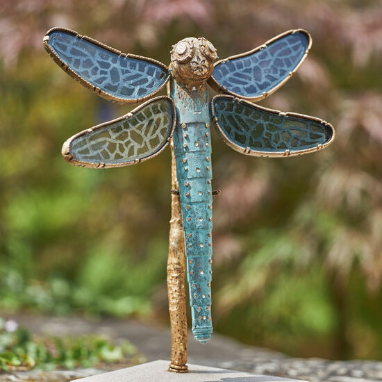 Bronzeast mit Sandsteinsockel für Biene und Libelle