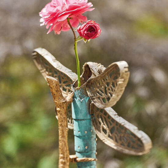 Bronzeast mit Sandsteinsockel für Biene und Libelle