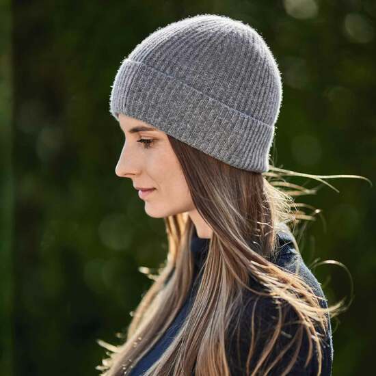 garpassion-bekleidung-hochwertig-gartenkleidung-recycled-muetze-wollmuetze-cashmere-strick-grau-seitenansicht.jpg