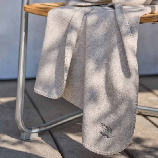 gartenmoebel-2022-herbst-winter-cassis-plaid-creme-ambient-1500x1500-01