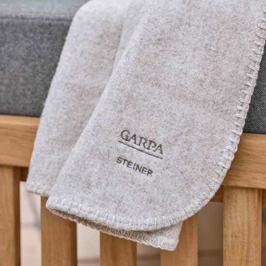 gartenmoebel-2022-herbst-winter-cassis-plaid-creme-ambient-1500x1500-02