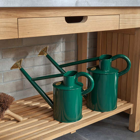 garpa_giesskanne_gruen_9liter_4_5literstahl_ambiente_1500x1500